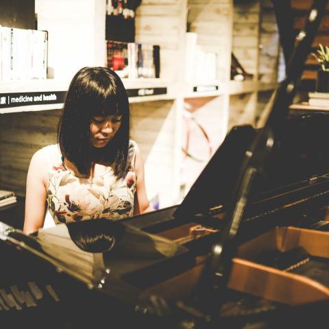 提供二手鋼琴kawai服務的專家周琬純