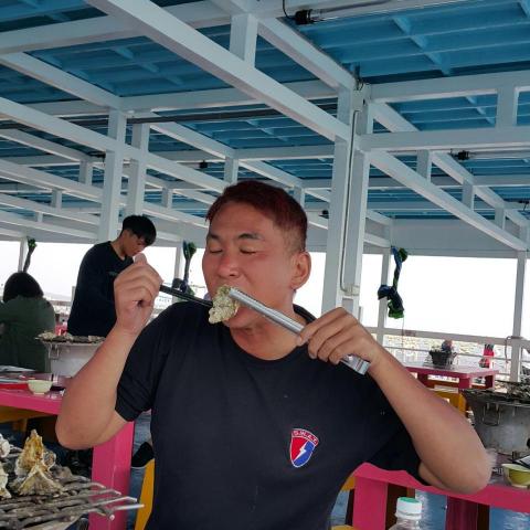 提供寄送機車服務的專家鍾小彬