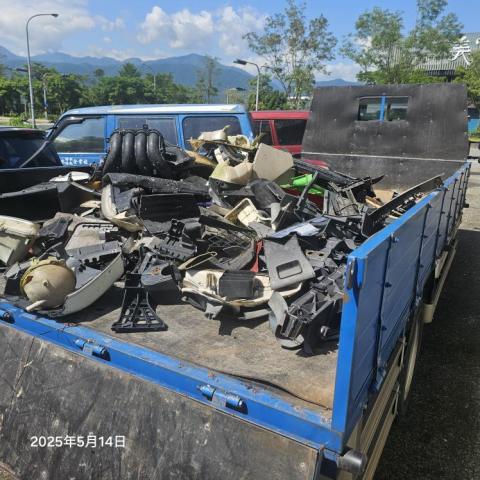 展霆廢棄物清除政府立案合法經營 - 3.5噸貨車清除