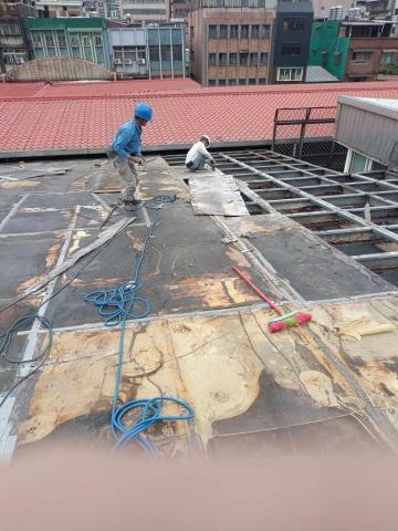 永立工程行 - 拆出基隆省立醫院頂樓採光罩pc板