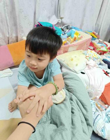 陳玟臻 - 陪家中弟弟玩