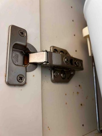 登登木地板 - 門扇鉸鏈更換維修