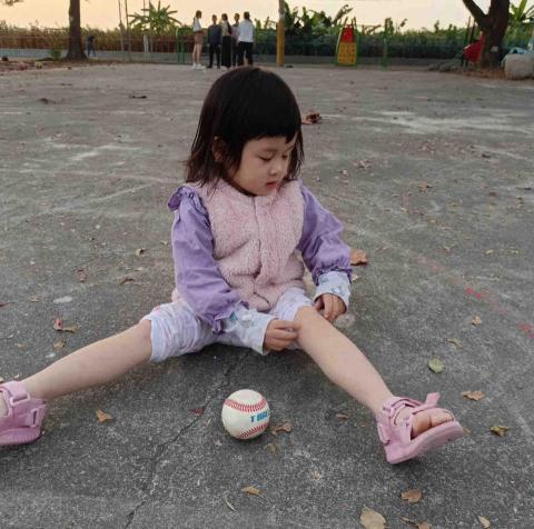 陳玟臻 - 帶妹妹去學校打球玩遊戲