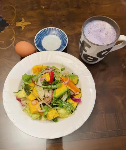 Lena - 低碳早餐～
彩虹貝比生菜沙拉、藍莓豆漿（加拿大冷凍藍莓）