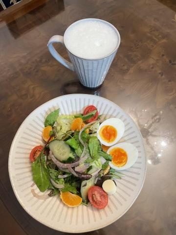 Lena - 低碳水果彩虹沙拉～
看著就很療癒^ㄚ^
炎熱的夏天早餐這樣吃很清爽
豆漿+冷壓初榨橄欖油一起打，順口又綿密，想吃點碳水澱粉，可搭配南瓜、蒸地瓜、栗子、米餅….自由發揮