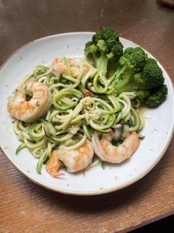 Lena - 無碳水料理～
～義式香料櫛瓜麵～
1條櫛瓜、蒜香油煎蝦、佐橄欖油、義式香料
真的就是蔬菜麵^_^ 低卡路里小於200大卡
