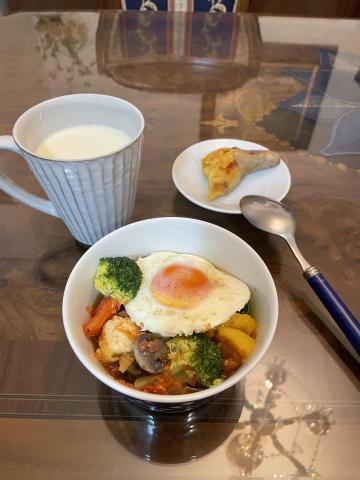 Lena - 番茄燉食蔬～日日好食光
酸酸甜甜，很開胃，綜合時蔬， 冰箱裡有什麼蔬菜就放進去吧^^蕃茄為主調，蔬菜蕃茄橄欖油過油炒過一下，加水繼續煮，加些醋或檸檬汁、少許番茄醬燉煮一下，起過前鹽巴、義式香料調味⋯
最後來一顆太陽煎蛋～
配上鬆軟香甜的金黃地瓜，一切就緒 ～開吃
 
想養成瘦體質的進餐順序： 
水、肉、菜、飯、果