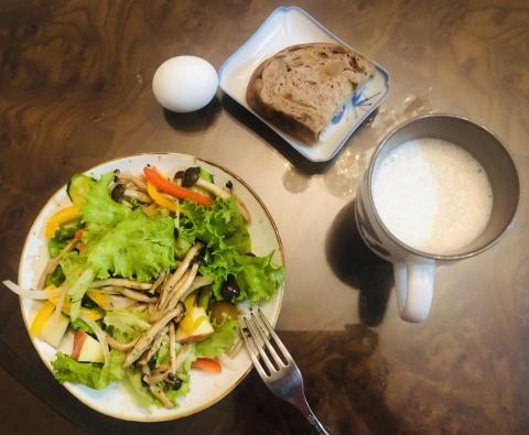 Lena - 低碳早餐～菇菇綜合蔬果溫沙拉+半片全麥雜糧吐司+（無糖豆漿+橄欖油）
