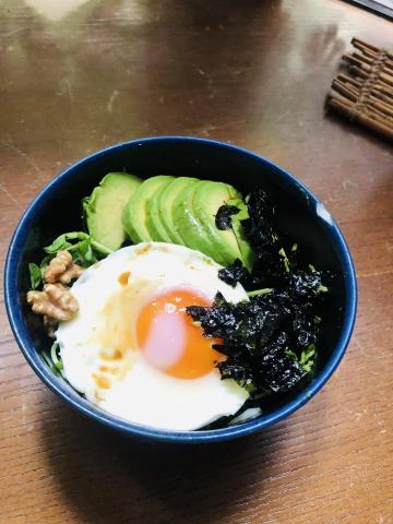 Lena - 微波料理～高纖無碳水餐
不開火無油煙料理，快速上桌
高麗菜拌香醋麻油 
（微波高麗菜鋪底、生菜碗豆苗、微波蛋、酪梨、麻油、醬油、紅酒醋）