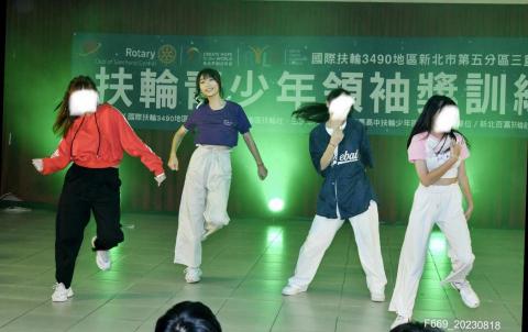 子黑舞蹈教室 - 參加校外活動，擔任串場表演人