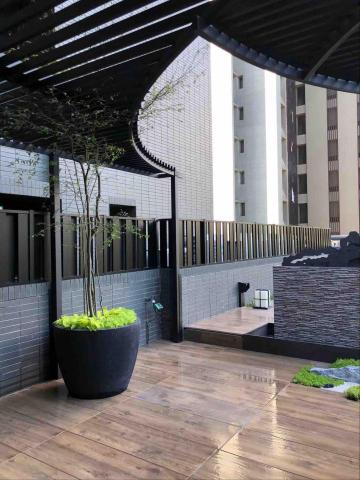 蕭東駿 - 特地為業主選了一只落灰陶盆，搭配枝幹輕柔的梅葉冬青，讓露臺即使空間有限，依舊能享有綠意盎然的氛圍。