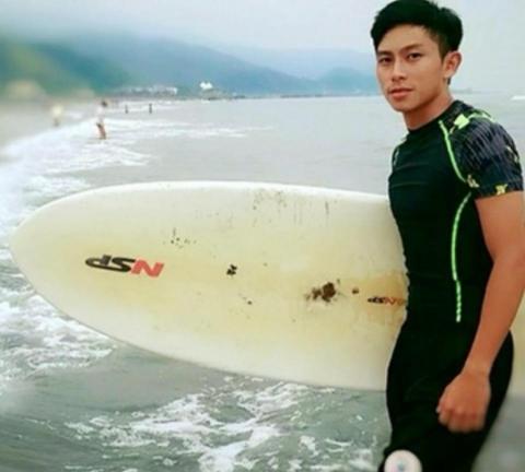 蛋泥(飛魚教練) - 熱愛水上運動與大自然，常參與衝浪、游泳等開放水域活動，善於引導學員從實際經驗中建立對水域的信任與熱情，讓學習游泳不只是在泳池中，也能享受水上生活的樂趣。