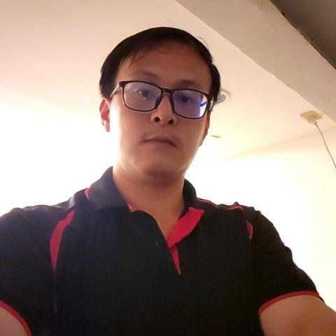 提供馬桶水箱零件更換服務的專家鄭先生