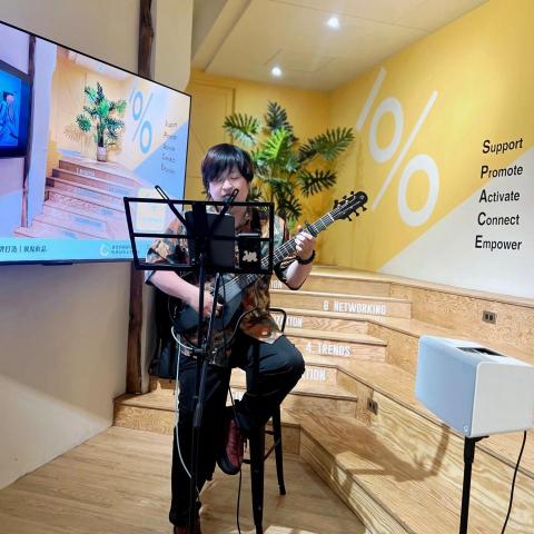 提供桃園弦音木吉他服務的專家李凱翔