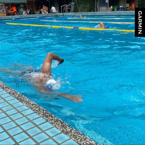 蛋泥(飛魚教練) - 實際於戶外泳池教學自由式過程，針對學員動作進行逐步引導與示範，強調換氣協調與滑行效率，建立正確泳姿與水感，適合初學者與進階學員練習使用。