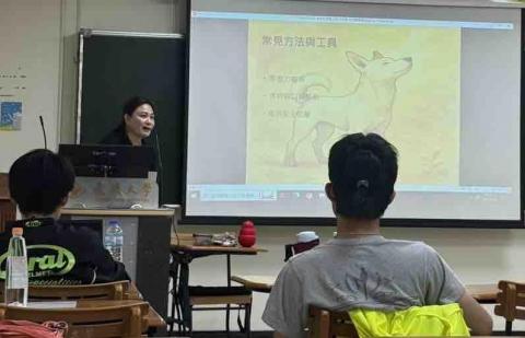 好棒寵物到府服務｜犬行為諮詢・IDTE認證・正向訓練 - 長庚大學校園社團上課中，讓同學們了解如何用訓練方法幫助狗狗