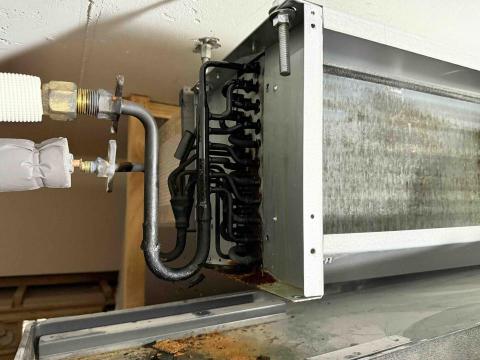 咏富順工程行 - 日立變頻冷氣吊隱送風機，因沼氣問題冷排銅管有腐蝕更換前