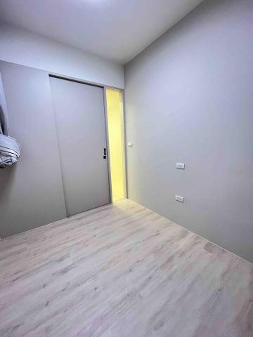 新唯室內設計 - 右牆奶茶色漆、奶磨木地板