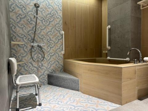 富果設計有限公司 - 【銀髮宅無障礙空間老屋翻新】
日式溫泉池的設計(依客戶需求設計)，仿木磁磚兼顧視覺和實用性，考量安全性並加裝多個安全把手