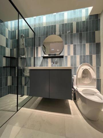 富果設計有限公司 - 【銀髮宅無障礙空間老屋翻新】
所有浴室皆採用仿復古簡約風設計，另外考量屋主未來可能需要用到輪椅，將浴室最大化