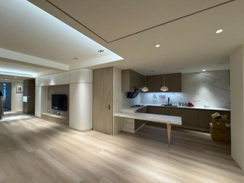 富果設計有限公司 - 【銀髮宅無障礙空間老屋翻新】
考量屋主都是女性，所以客廳電視牆皆以圓弧設計，空間利用廚房仿中島設計，特別訂製錐形原木桌腳塑造出獨特風格