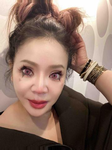 提供洗剪燙染服務的專家許小姐