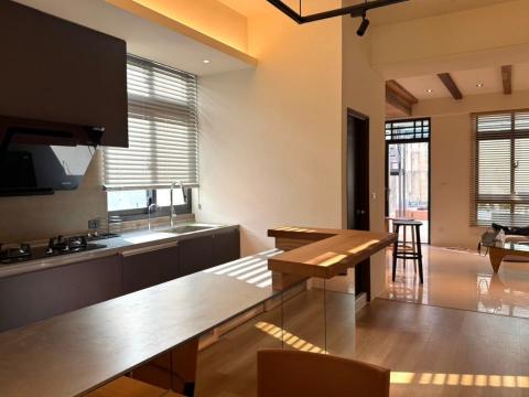 富果設計有限公司 - 【透天老屋重建】
美式大中島設計，既是中島也是吧檯
客廳天花板美式鄉村風格(依客戶需求設計)
