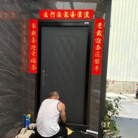 清品  (窗簾|鋼鋁門窗|客製化門窗|居家宅修) -     無障礙摺紗門
     紗門採無下橫料設計 | 打造無障礙空間
     為長輩小孩多了一份貼心著想。
     清洗紗門更加簡單,拆下×清洗×裝上 清品  (窗簾|鋼鋁門窗|客製化門窗|居家宅修) -     無障礙摺紗門
     紗門採無下橫料設計 | 打造無障礙空間
     為長輩小孩多了一份貼心著想。
     清洗紗門更加簡單,拆下×清洗×裝上