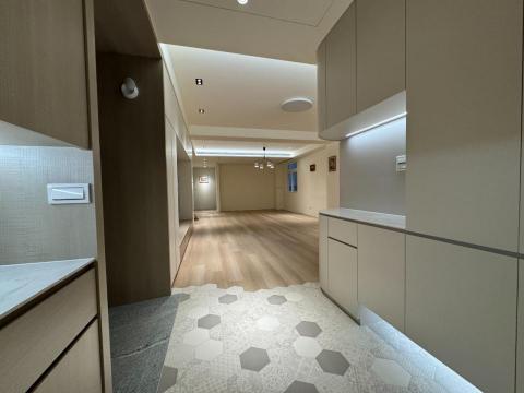 富果設計有限公司 - 【銀髮宅無障礙空間老屋翻新】
大門入口無障礙斜坡
進門處和客廳六角形地磚區隔設計(依客戶需求設計)
