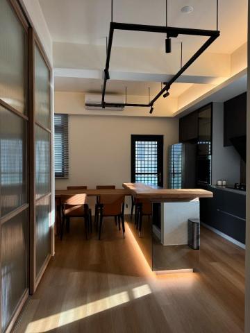 富果設計有限公司 - 【透天老屋重建】
餐桌銜接廚房中島，放大使用空間