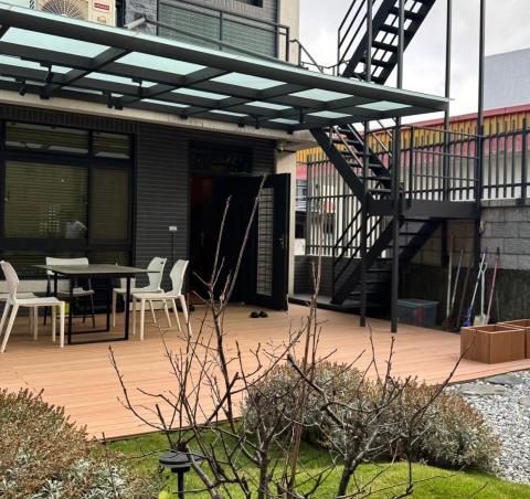 富果設計有限公司 - 【透天老屋重建
除了室內的樓梯之外，室外多設計了一個安全梯