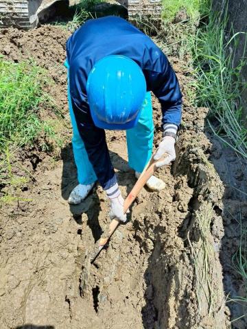 瑋成水電裝修工作室 - 施工中：水管漏水，人工開挖
