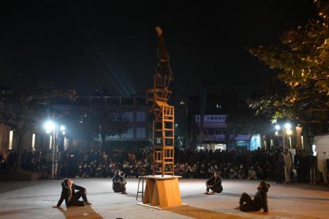 UNI優尼客 - 椅子倒立演出