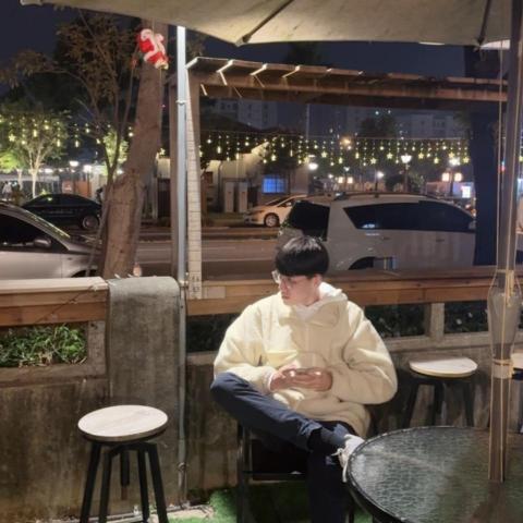 提供遛狗服務的專家詹宜學