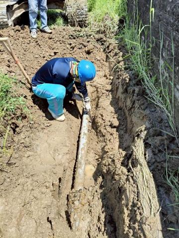 瑋成水電裝修工作室 - 施工中：水管漏水，鋸水管