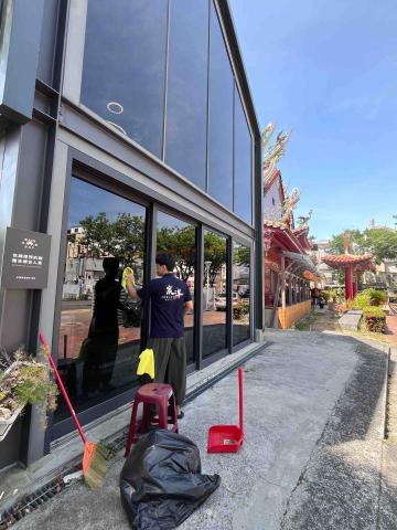 宸洋清潔工作室 - 鳳山區體育路落地窗整理過程