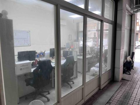 宸洋清潔工作室 - 三民區辦公室落地窗整理前