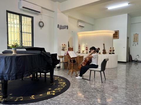 眷戀樂坊 - 劉老師練琴中