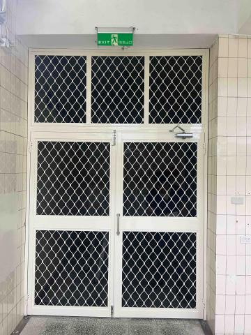 佳昇鋁門窗 - 700型雙開門內套花格鋁+一般牛筋網