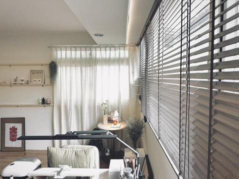 侘墨空間制作 ChaMo - 【KAI / Nail Studio】
鬧區一隅，靜靜的，就很溫暖。
-
Concepts｜煦煦、無時感
Design｜侘墨空間制作
Location｜士林
Info｜商業空間