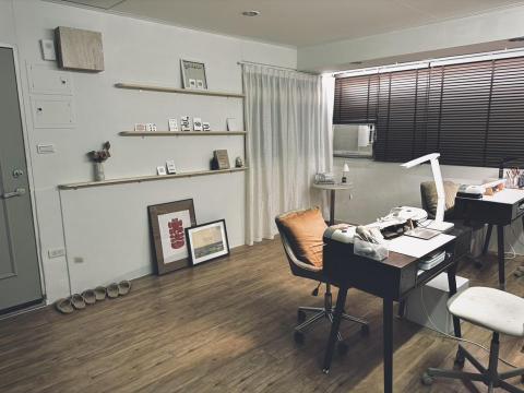 侘墨空間制作 ChaMo - 【KAI / Nail Studio】
鬧區一隅，靜靜的，就很溫暖。
-
Concepts｜煦煦、無時感
Design｜侘墨空間制作
Location｜士林
Info｜商業空間