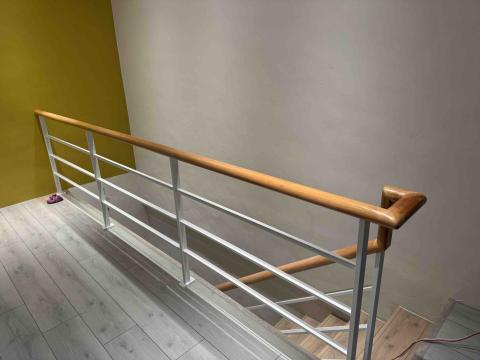 九九櫸木扶手 - 桂蘭加白色鐵件三度空間