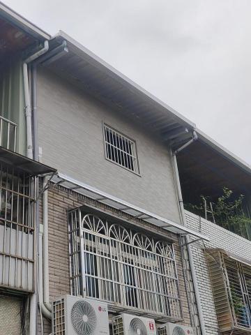 銓安工程行 - 三樓立面牆作橫式壁板，屋頂覆蓋白鐵清板