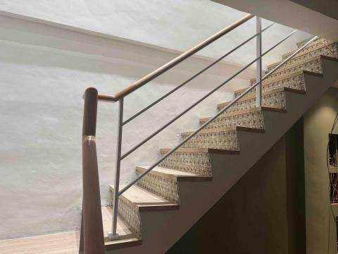 九九櫸木扶手 - 桂蘭加白色鐵件三度空間