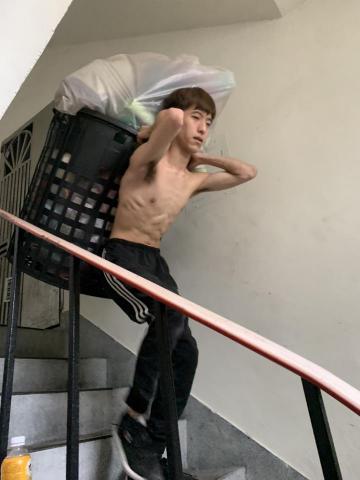 雙豪運輸 - 我們每台車都有配置四顆空藍可以裝您較散得物品 如小型電散及各式大小得袋裝物