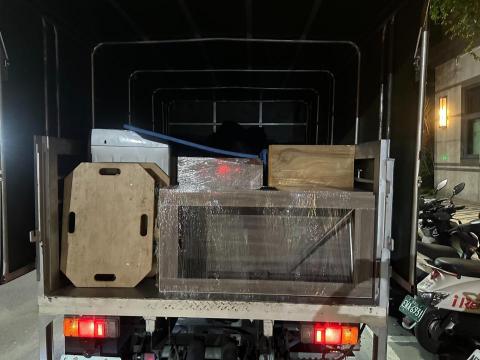 雙豪運輸 - 家具搬運裝車照 我們以車計價 裝貨標準為 堆疊貨物至車頭平高為一車 以兩側鐵架做標準計算 如往上裝貨以兩車計算