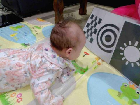 姚雪玉 - 訓練寶寶看黑白卡