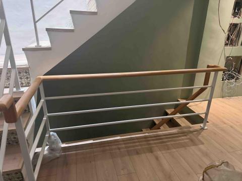 九九櫸木扶手 - 桂蘭加白色鐵件三度空間