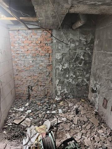 鈞週到企業行 - 打石中