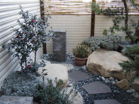 拂雲庭園藝術創作坊 - 日式造景 乾景
用盆器與石頭擺設，排水性後續維護改造簡單